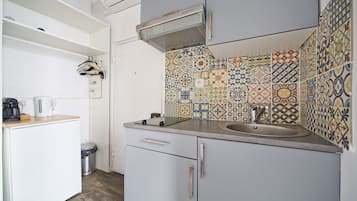 Een koelkast, een magnetron, een kookplaat, een vaatwasser