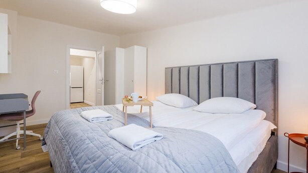 A hotel room with a bed, a desk, and a chair. - ShortStayPoland Zelazna B146 (Warsaw)