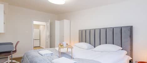 3 habitaciones, ropa de cama hipoalergénica y escritorio