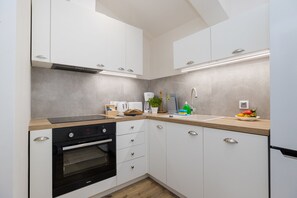 Deluxe Apartment | Private kitchen | Full-size fridge, oven, stovetop, dishwasher - ShortStayPoland Zelazna B146 (Warsaw)