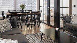 Una sala de estar moderna con un sofá, una mesa de centro y un comedor con sillas y una mesa.