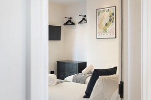 5 bedrooms, iron/ironing board, WiFi, bed sheets
