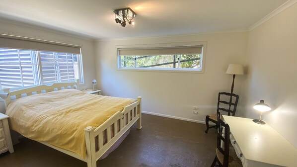 4 bedrooms, WiFi, bed sheets - Serene Coastal Gem Perfect For Families (Hyland Park)
