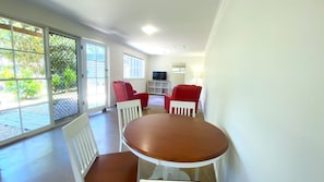 Dining - Serene Coastal Gem Perfect For Families (Hyland Park)