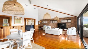TV - 57Charlton - Luxury Beach House - secluded area of Nambucca, 5 minute walk to the beach (Nambucca Heads)