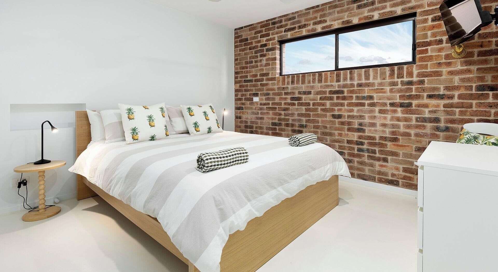 5 bedrooms, bed sheets