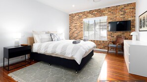 5 bedrooms, bed sheets