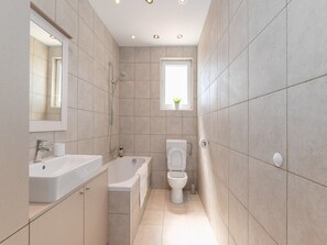 Hus (Three Bedroom Holiday Home with Terra) | Badeværelse | Håndklæder