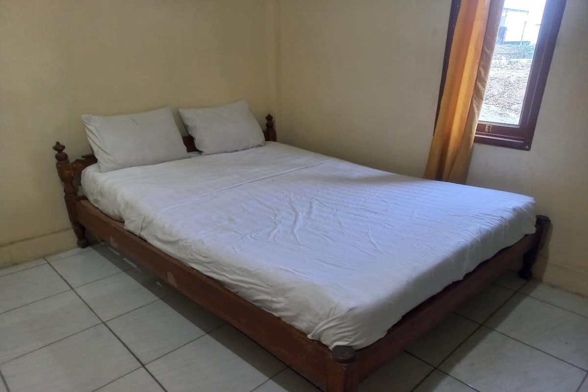 Basic Double Room | Free WiFi, bed sheets