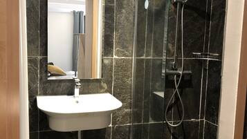 Douche, sĂšche-cheveux, serviettes fournies, savon