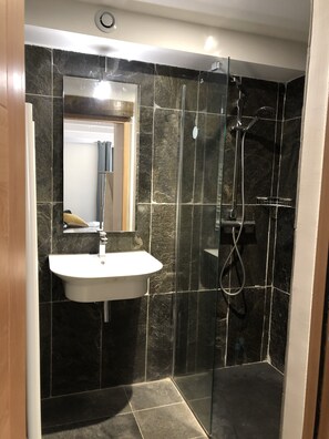 Shower, hair dryer, towels, soap - A Mas in the Parc des Cévennes with breathtaking views over the Hérault valley (Saint Julien de la nef)