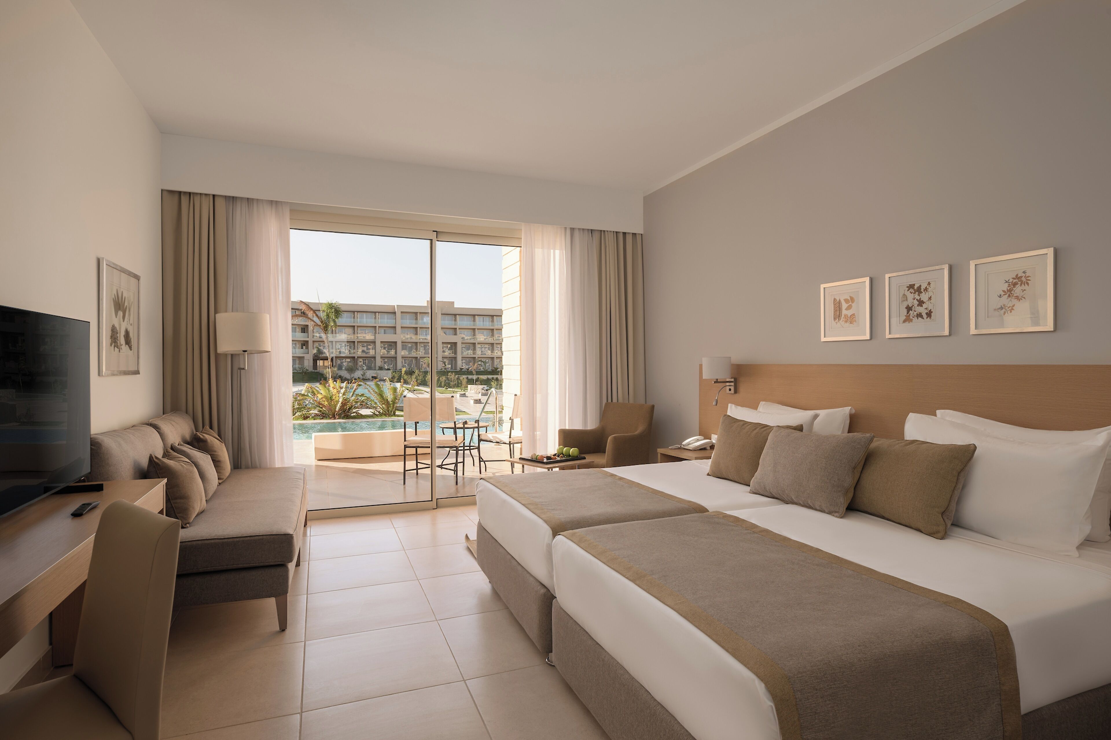 Familiekamer (Swim-up, Deluxe, Queen or Twin Bed) | Een kluis op de kamer, een strijkplank/strijkijzer, gratis wifi