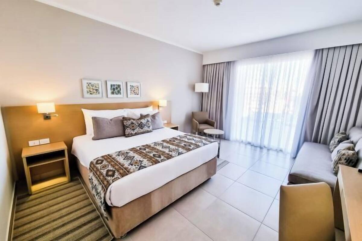 In-room safe, iron/ironing board, WiFi (free), bed sheets