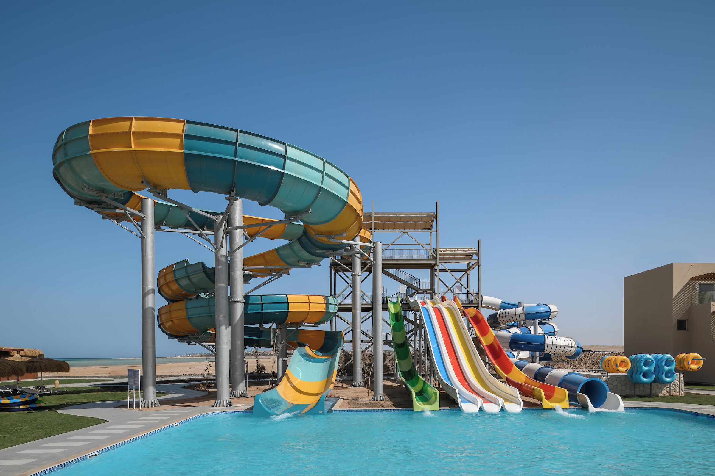 Ein Wasserpark mit mehreren Rutschen und einem Pool.