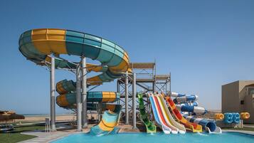 Ein Wasserpark mit mehreren Rutschen und einem Pool.