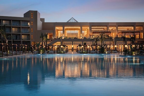 4 outdoor pools