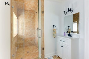 Dusche, Haartrockner, Handtücher