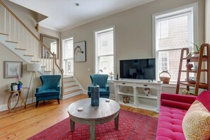 TV, offices - Whitaker Loft, Modern | Fresh | Relaxed (Savannah)