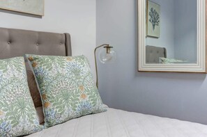2 bedrooms, iron/ironing board, travel crib, WiFi - Whitaker Loft, Modern | Fresh | Relaxed (Savannah)