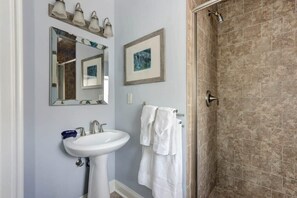 Douche, séchoir à cheveux, serviettes fournies