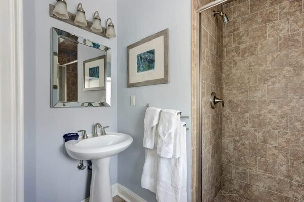 تجهيزات دش، مجففات شعر، مناشف