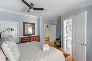 2 soverom, strykejern/-brett, reiseseng for barn og wi-fi