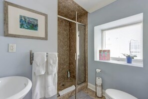 Dusj, hårføner og håndklær