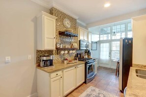 Fridge, microwave, oven, stovetop - Avery's Cottage @ Trustees' Garden | Walk 2 River! (Savannah)