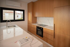 Réfrigérateur, four, lave-vaisselle, cafetière/bouilloire