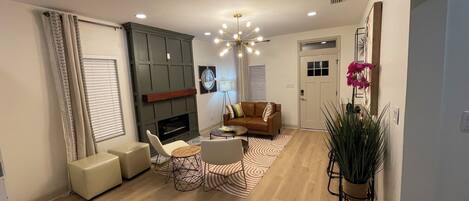 Smart-tv, eldstad och kontor