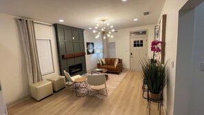 TV connectée, cheminée, espaces bureaux