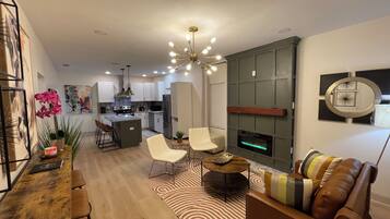 Smart TV, chimenea y oficina