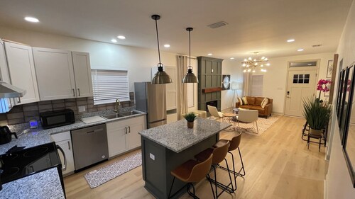 The Lively Oak - 3BD - 2BA Near DTown Mobile