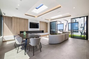 Interior - Ocean Views, Modern, Fast Wifi, Southbank Location (Southbank)