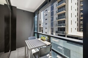 Outdoor dining - Elegant Oasis Stature Southbank (Southbank)