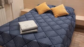 4 bedrooms, iron/ironing board, WiFi, bed sheets
