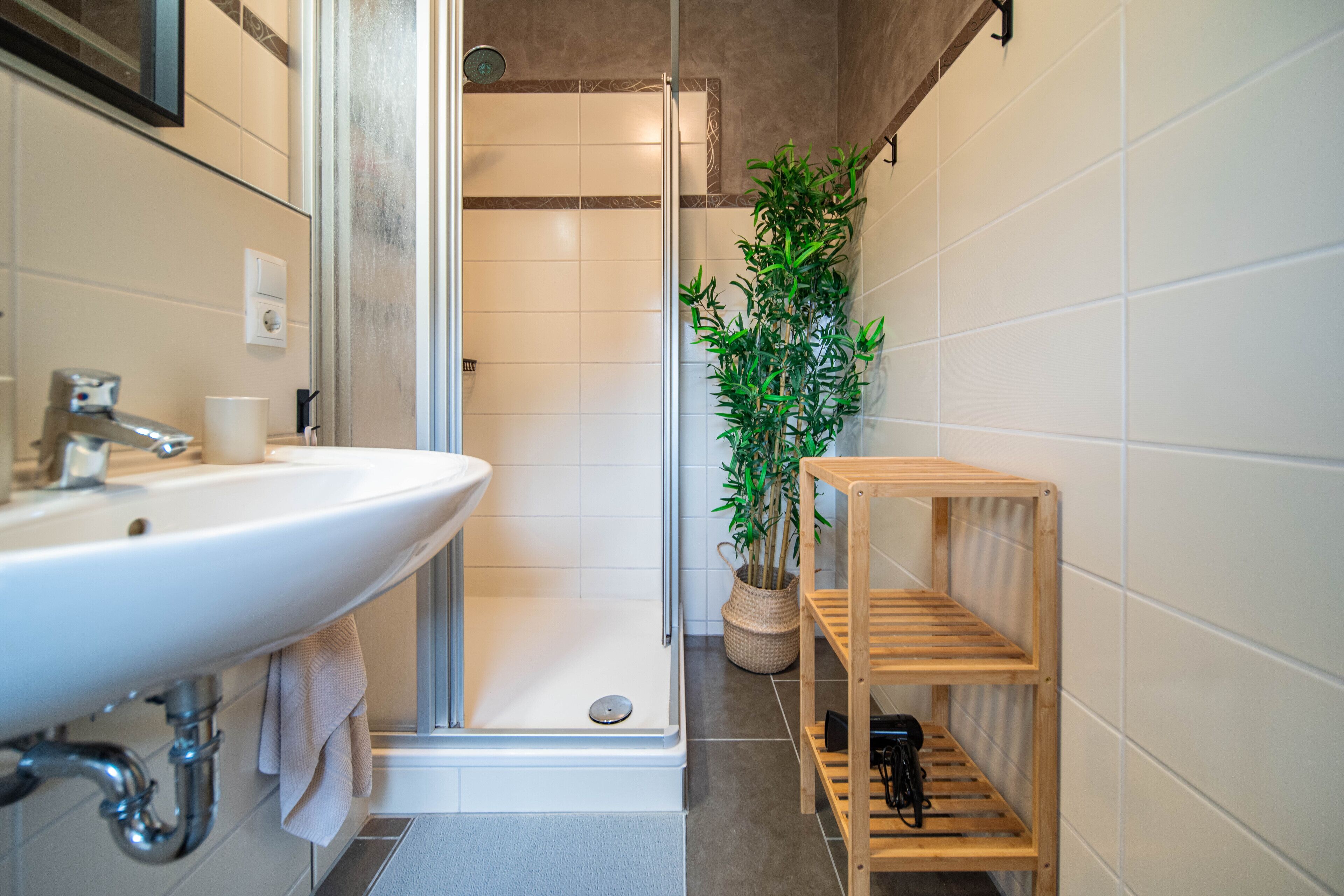 Haartrockner, Bidet, Handtücher, Seife