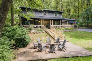 Exterior - Hot Tub, Game Room & Lake Vibes Await! (McHenry)