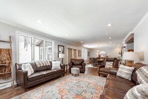 Smart TV, chimenea, mesa de ping pong, libros