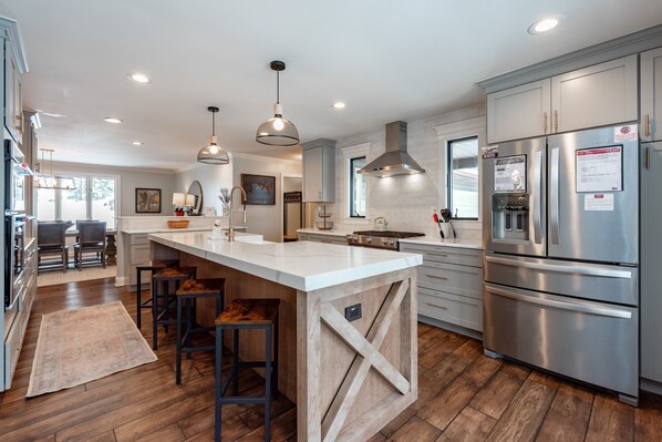 Refrigerador, microondas, horno, placa de cocina