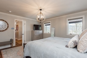 5 bedrooms, travel cot, free WiFi, bed sheets - Hot Tub, Game Room & Lake Vibes Await! (McHenry)