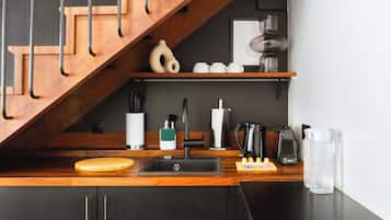 Family Suite | Cocina privada | Frigorífico, microondas, cafetera o tetera y hervidor eléctrico