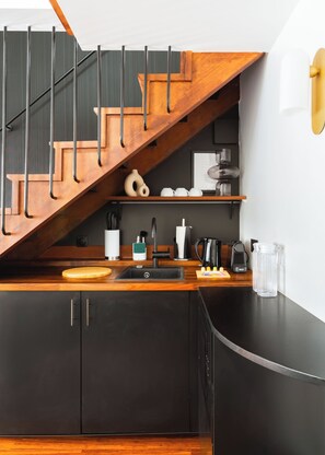 Family Suite | Cocina privada | Refrigerador, microondas, cafetera y tetera y tetera eléctrica