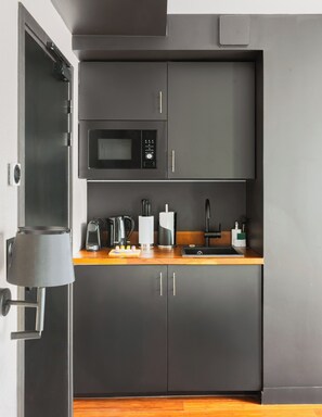 Suite - Wheelchair accessible | ครัวส่วนตัว | ตู้เย็น, ไมโครเวฟ, เครื่องชงกาแฟ/ชา, กาต้มน้ำไฟฟ้า
