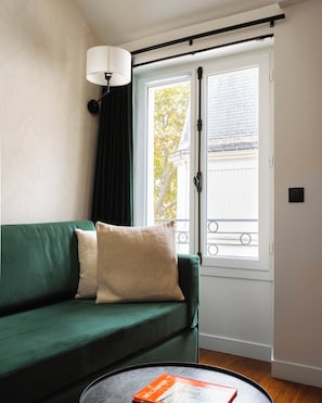 Family Suite | Living area | 32-inch TV with satellite channels