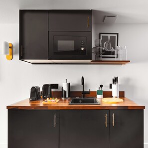 Comfort Family Suite | Cocina privada | Refrigerador, microondas, cafetera y tetera y tetera eléctrica