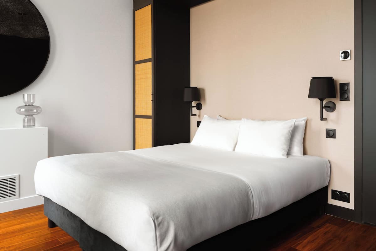 Suite - Wheelchair accessible | Laptop workspace, blackout drapes, soundproofing, WiFi (free)