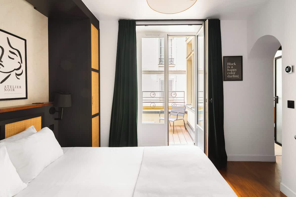 Suite with private terrace | 1 habitación, decoración personalizada y muebles diferentes