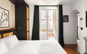 Suite with private terrace | 1 多间卧室、特色装修、特色家居、笔记本电脑工作区