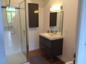 Free toiletries, hair dryer